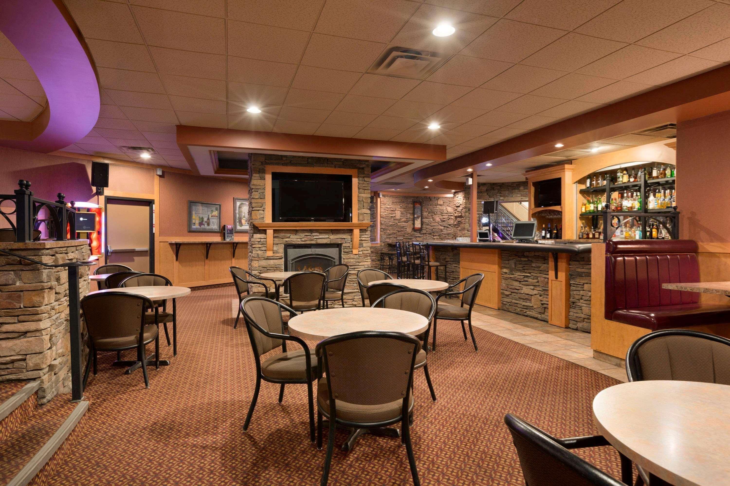 Border Inn & Suites Lloydminster Exteriör bild